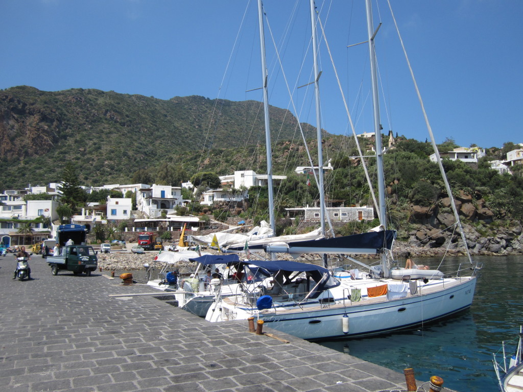 Scaled image 0302_unsere_boote_vor_panarea.jpg 