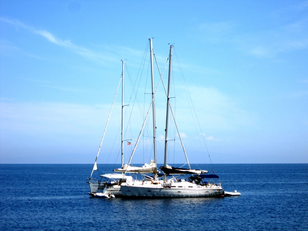 Scaled image 0403_unsere_boote_vor_stromboli.jpg 